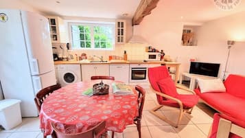 Fridge, microwave, dishwasher, coffee/tea maker