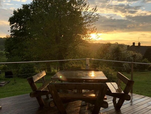 Outdoor dining - Charming quiet cottage with garden and included wifi (Le Brethon)