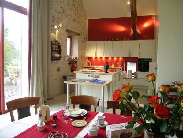 Dining - Charming quiet cottage with garden and included wifi (Le Brethon)