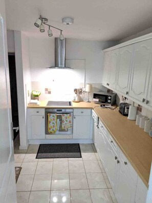 Réfrigérateur, micro-ondes, cafetiÚre/bouilloire