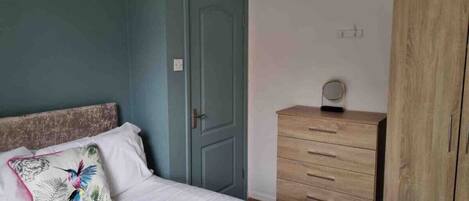 1 bedroom, desk, iron/ironing board, WiFi