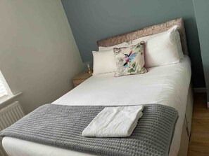 1 bedroom, desk, iron/ironing board, WiFi - Stylish Stay| Cardiff Bay | Parking| Long Stay (Cardiff)