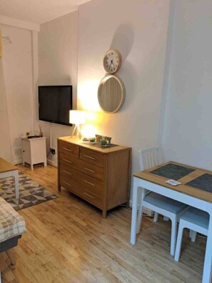 Interior - Stylish Stay| Cardiff Bay | Parking| Long Stay (Cardiff)