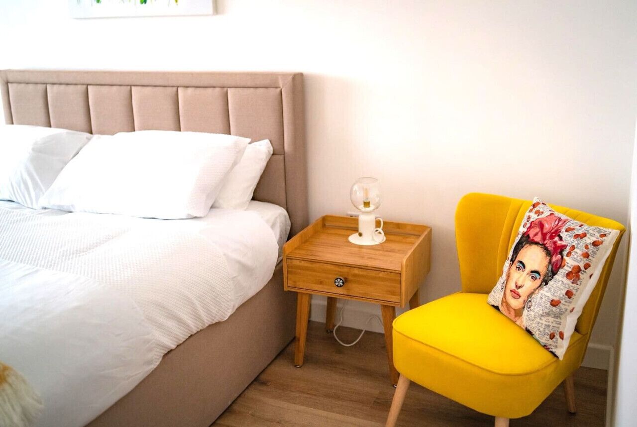 3 bedrooms, desk, iron/ironing board, travel crib