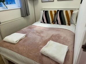 2 bedrooms, iron/ironing board, travel cot, free WiFi - Comfy Flat Close to City Centre (Cardiff)