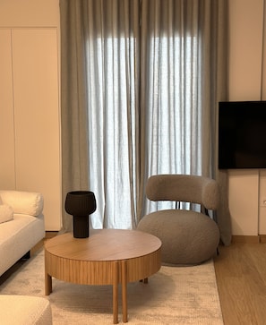 Apartament executiu | Sala d'estar | Televisor intel·ligent de 50 polzades amb canals digitals