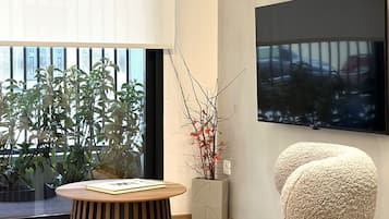 Departamento Grand | Área de sala de estar | Smart TV de 50 pulgadas con canales digitales