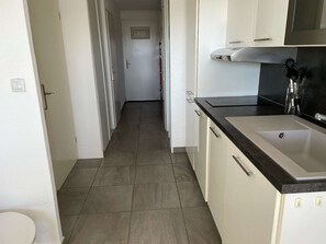 Private kitchen - Ground Floor Apartment with Terrace, Garden, Pool & Tennis, 50m from Beach in Port Camargue (Port Camargue)