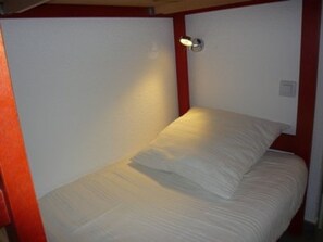 Room - Ground Floor Apartment with Terrace, Garden, Pool & Tennis, 50m from Beach in Port Camargue (Port Camargue)