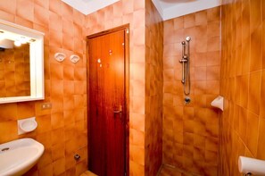 Een douche, handdoeken