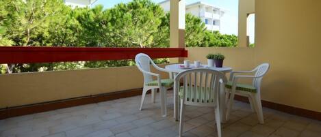 屋外ダイニングエリア