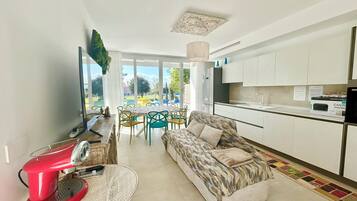 Villa, 4 Bedrooms, Private Pool, Garden View | Dining room