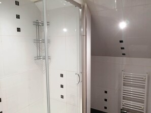 House, 2 Bedrooms | Bathroom | Shower, rainfall showerhead, hair dryer, towels