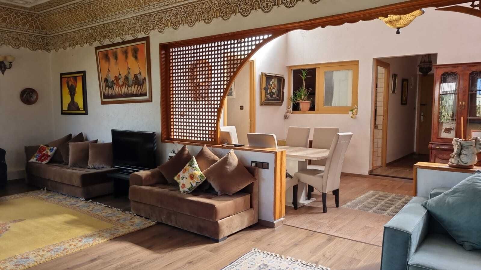 Télévision, cheminée, livres