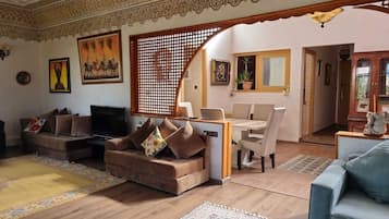 Télévision, cheminée, livres