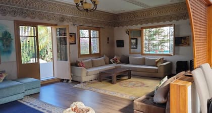 Grand appartement proche Av. Mohamed 6, 3 chambres, vue jardin, central Ă  Rabat