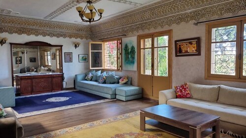 Grand appartement proche Av. Mohamed 6, 3 chambres, vue jardin, central à Rabat