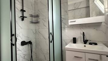 Appartamento Basic | Bagno | Doccia, asciugamani, carta igienica