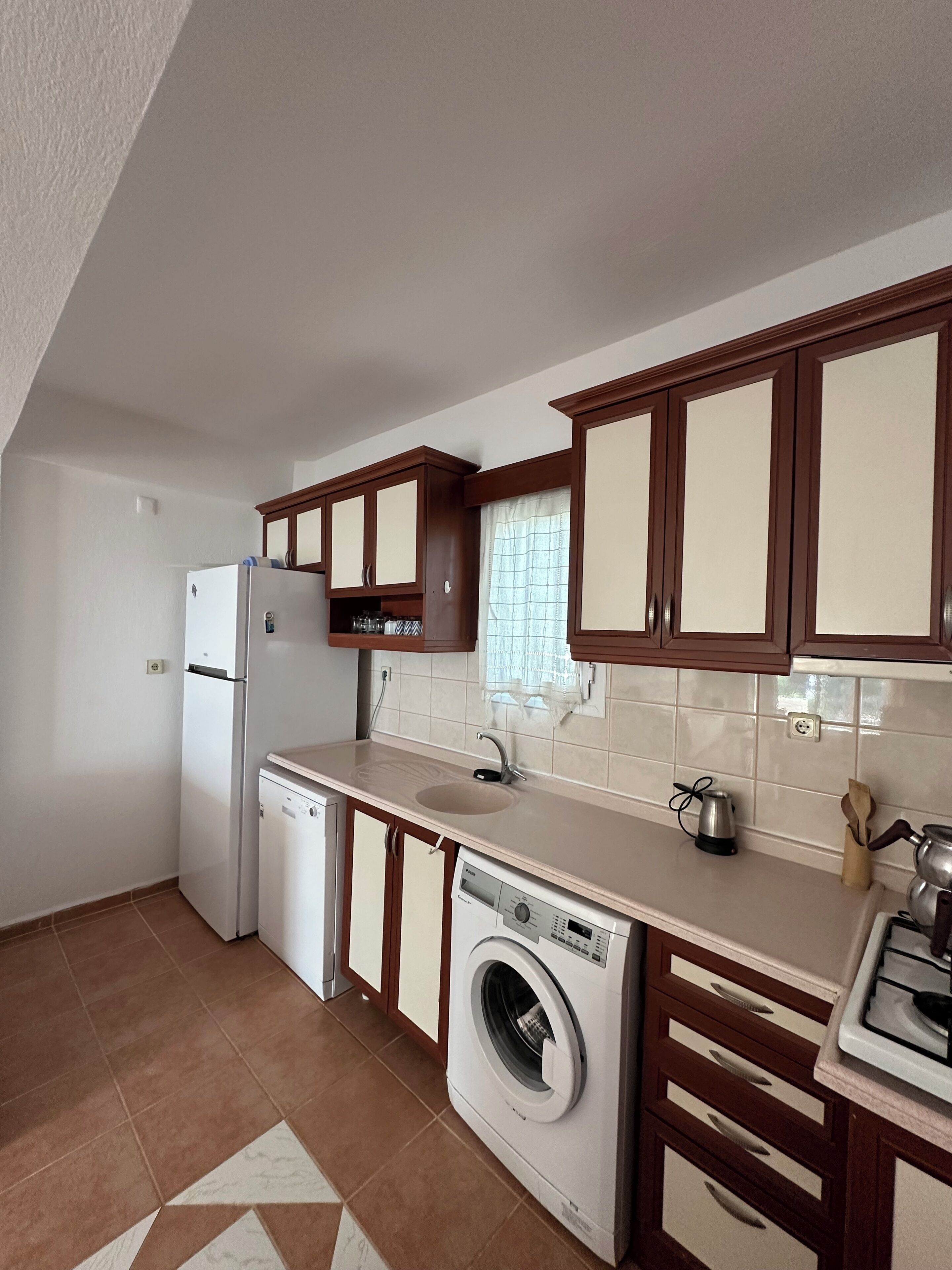 Apartamento básico | Cocina privada | Frigorífico grande, placa de cocina, lavavajillas y hervidor eléctrico