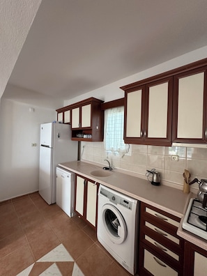 Refrigerador con freezer, placa de cocina, lavavajillas