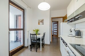 Deluxe-Apartment | Eigene Küche | Großer Kühlschrank, Mikrowelle, Ofen, Herdplatte