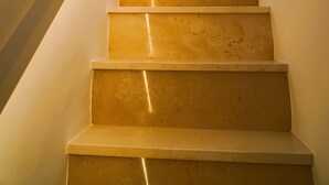 A staircase with a handrail leading to a window. - Palazzo Lorizzo - Arcuève (Ostuni)