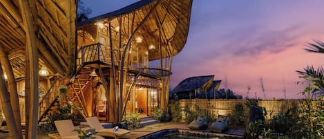 Minibar, desk, free WiFi, bed sheets