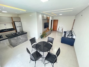 Interior - Casa ampla com piscina, churrasqueira e acomodações para até 14 pessoas  (Caldas Novas)