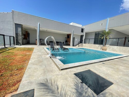 Casa ampla com piscina, churrasqueira e acomodações para até 14 pessoas 