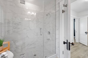 Dusche, Haartrockner, Bidet, Handtücher