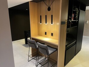 Interior - Novo e moderno estúdio, com cozinha bem equipada e cama confortável.  (Pinheiros São Paulo)