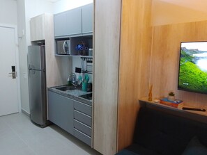 Interior - Novo e moderno estúdio, com cozinha bem equipada e cama confortável.  (Pinheiros São Paulo)