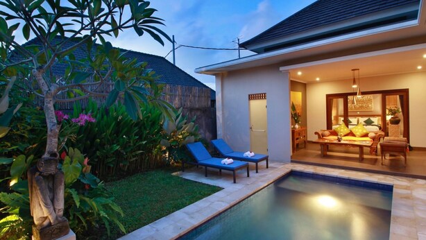 A modern house with a swimming pool, a dining area, and a well-maintained garden. - Belvilla Wanderlust Central UbudNearTiti Batu Ubud Club (Ubud)