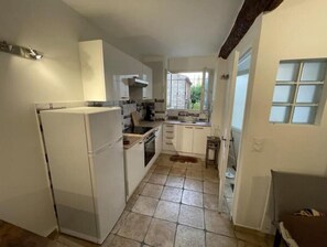 Kjøleskap, mikrobølgeovn, ovn og kokeplater