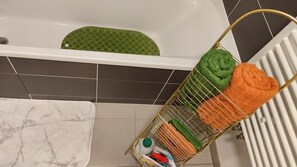 Sèche-cheveux, serviettes fournies, savon, shampoing