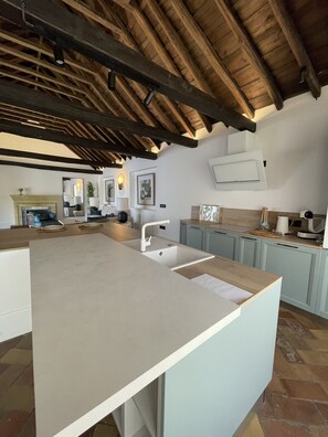 Leilighet – deluxe | Eget kjøkken | Kjøleskap, mikrobølgeovn, ovn og kokeplater