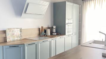 Deluxe Apartment | Private kitchen | Full-size fridge, microwave, oven, stovetop