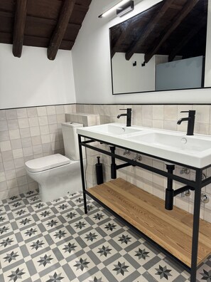 Deluxe Apartment | Bathroom | Shower, towels - GANDESA CASA PALACIO (Seville)