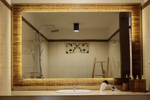 Deluxe studio | Badkamer | Een douche, zeep