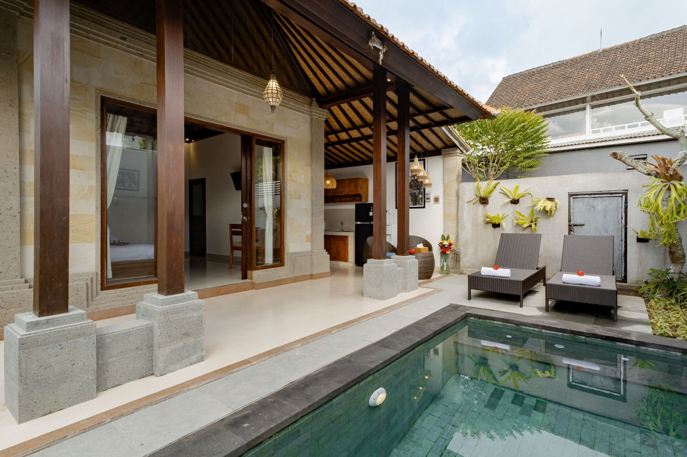Una piscina al aire libre