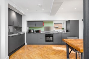 Grand réfrigérateur, micro-ondes, four, plaque de cuisson