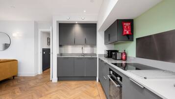 Full-size fridge, microwave, oven, stovetop