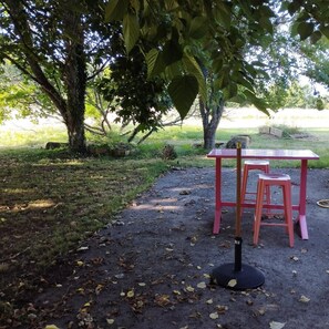 Outdoor dining - Maison Périgourdine au Milieu de 4 Hectares de Nature (Saint-Cyprien)