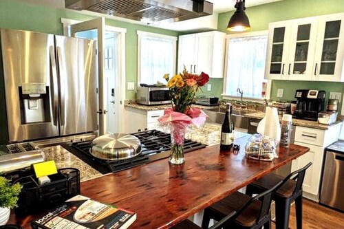 Walkable Elmwood Cottage, No Chores 2Bath 2BR 2Car