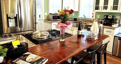 Walkable Elmwood Cottage, No Chores 2Bath 2BR 2Car