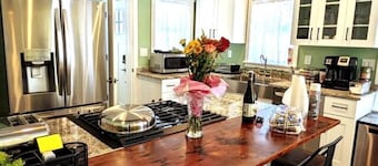 Walkable Elmwood Cottage, No Chores 2Bath 2BR 2Car