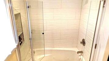 Douche, baignoire Ă jets, serviettes fournies