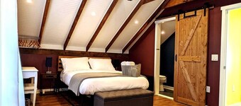 Walkable Elmwood Cottage, No Chores 2Bath 2BR 2Car