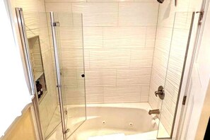 Shower, jetted tub, hair dryer, towels - Walkable Elmwood Cottage, No Chores 4Bath 4BR 4Car (Buffalo)