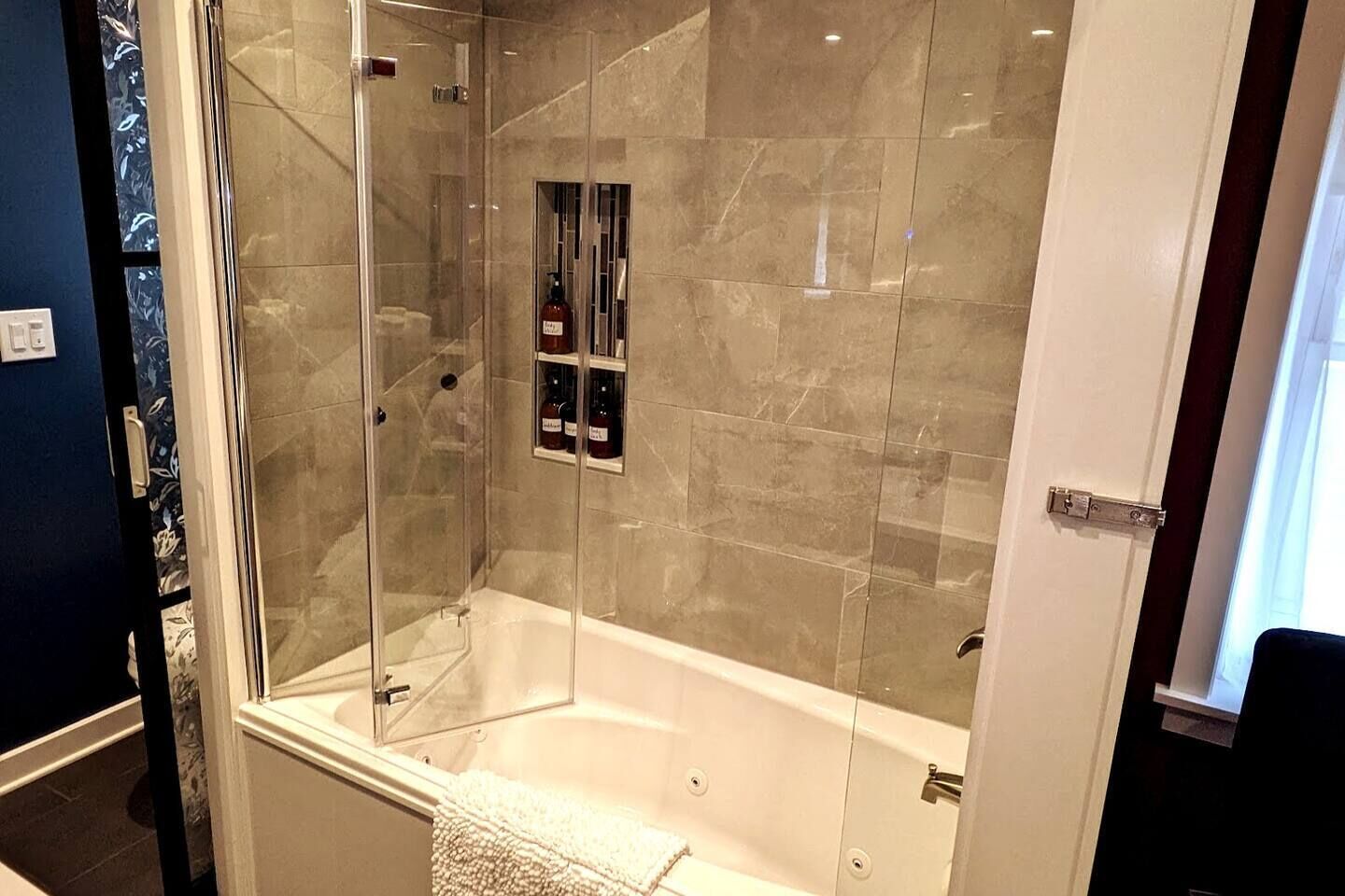 Douche, baignoire à jets, serviettes fournies